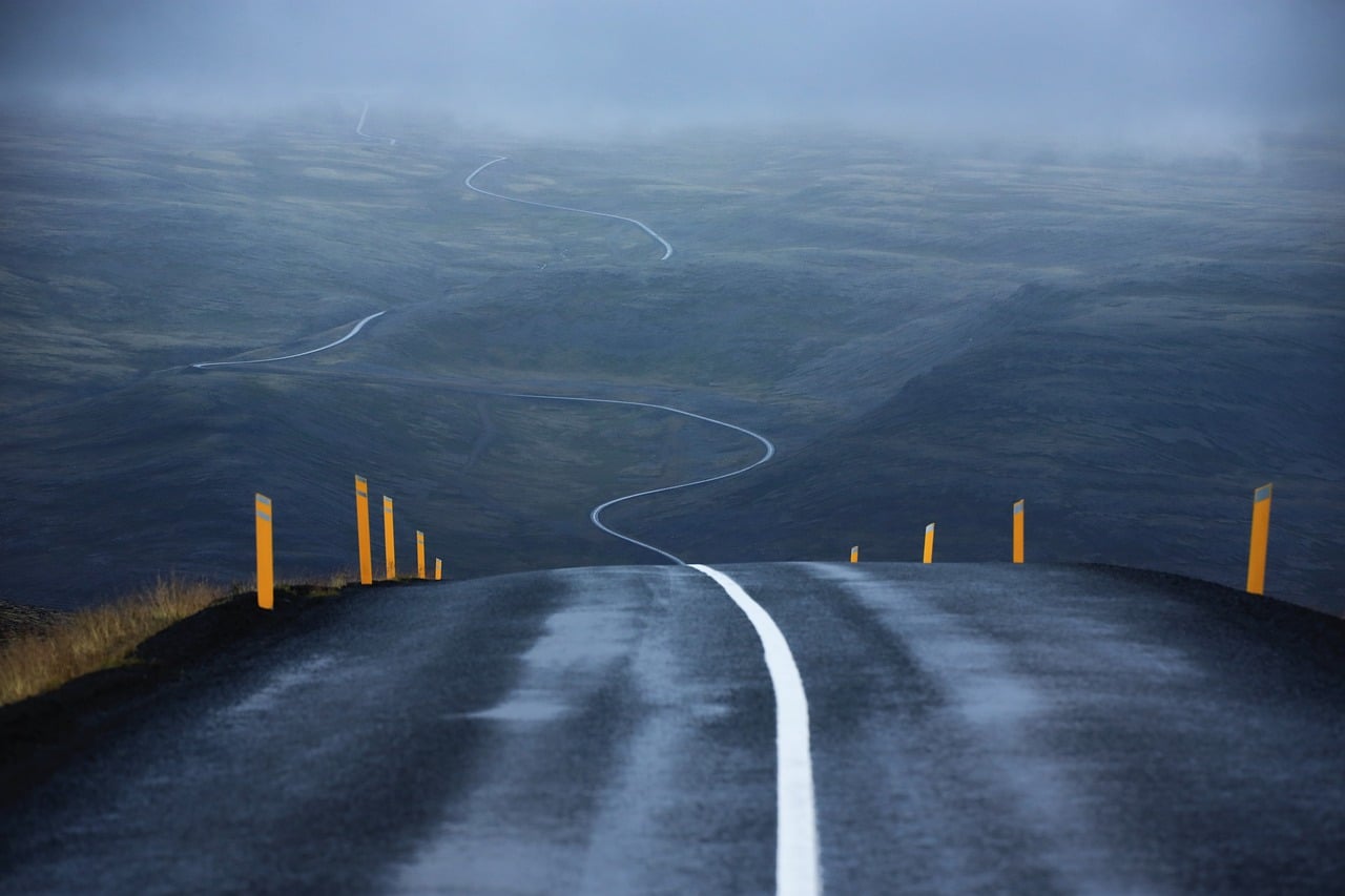 Photo d'une route longue et sombre- Euromag Spécialiste Camions Magasins